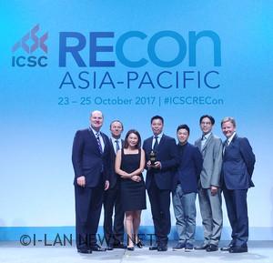 美麗華集團物業資產管理總監吳劍汶帶領集團團隊於曼谷榮獲ICSC Global Awards 2017年頒發ICSC亞太購物中心大獎 "Grand Opening, Expansion & Renovation"　(開業慶典、擴建和改造) 界別之金獎獎座。