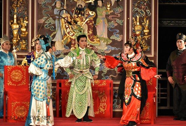 唐美雲歌仔戲團演出「樊江關之歡喜冤家」又名「姑嫂比劍」是一齣武打精彩且對白機鋒的折子戲。