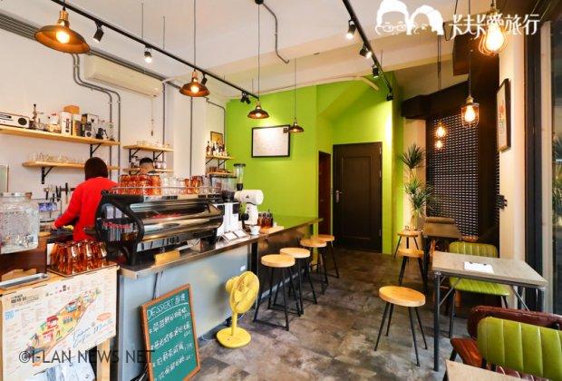 「巷光」的咖啡店有大片落地窗與明亮舒服的空間，以咖啡為核心。