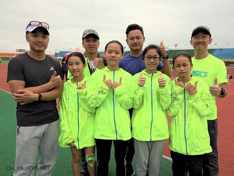 公正國小施家淇、陳元恩、邱雅惠、蕭宇倢，在國小女童甲組4×100M接力項目，突破維持25年的大會紀錄。