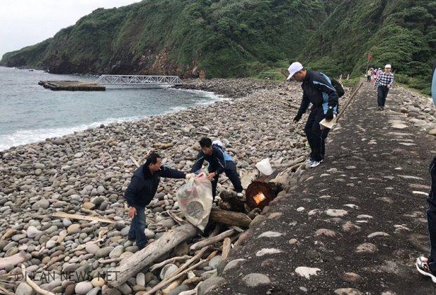 行政院海洋委員會海岸巡防署第一岸巡隊今日參與「2019龜山島淨灘活動」。