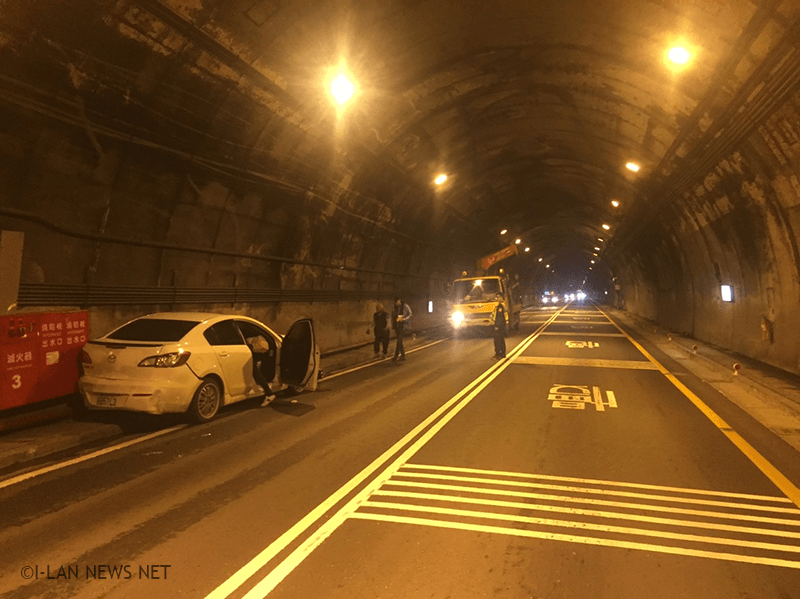 21歲駕駛自小客車自花蓮前往蘇澳，因車速過快，導致不慎擦撞隧道內側牆壁。
