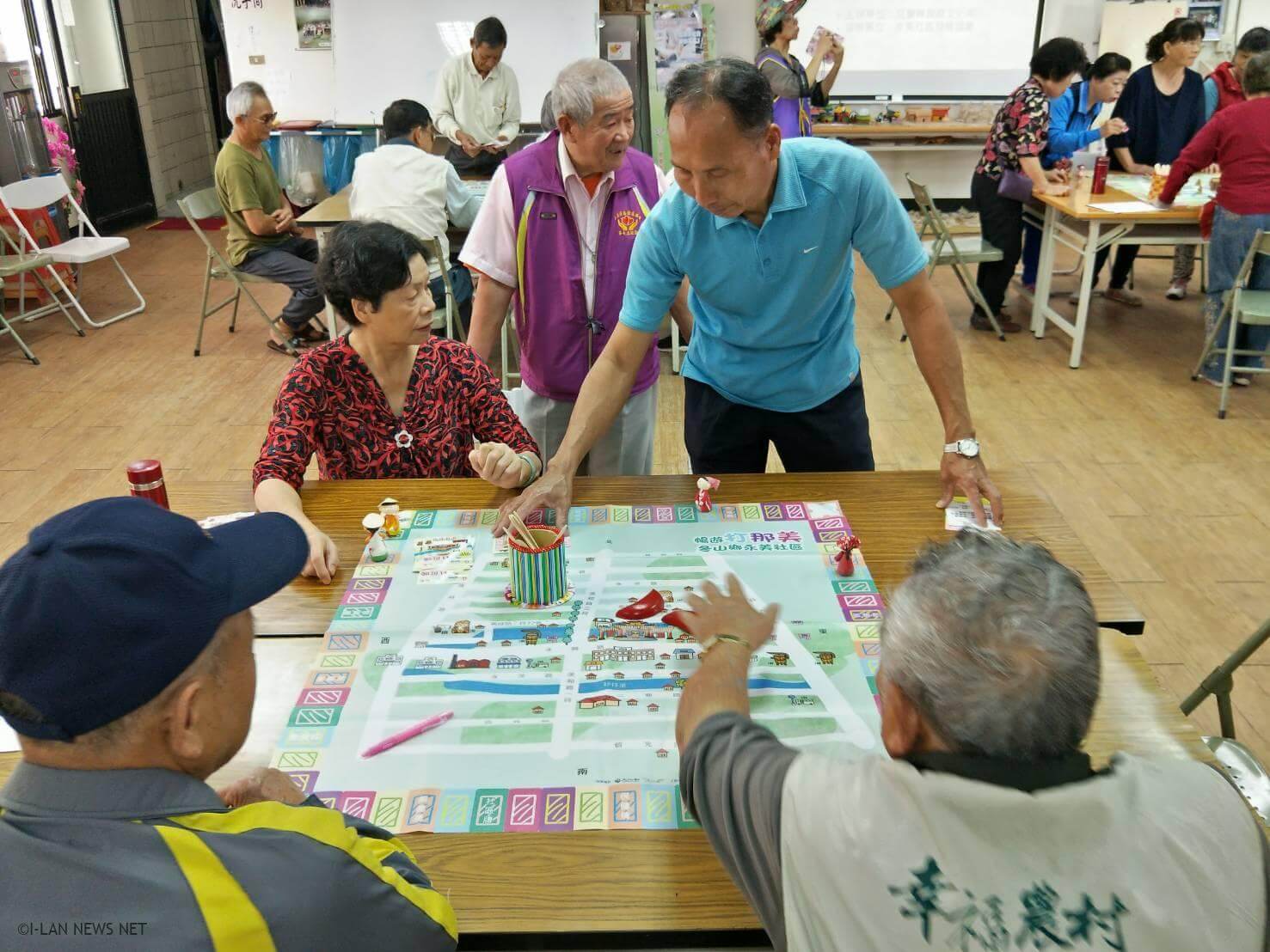 冬山鄉永美社區的「永遠美好」團隊規劃設計「咱阿嬤ㄟ桌遊」遊戲，以遊戲輕鬆的方式讓這些長者講述社區的故事。