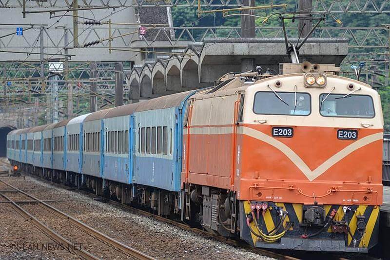 台鐵6688往花蓮復興號機車故障延誤旅客不滿!