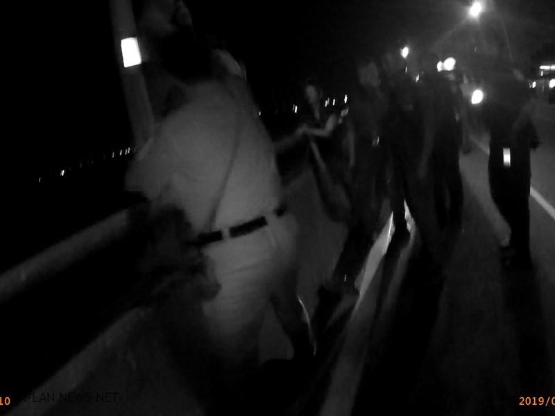 壯圍鄉葛瑪蘭橋上有民眾意圖尋短，警員合力搶救