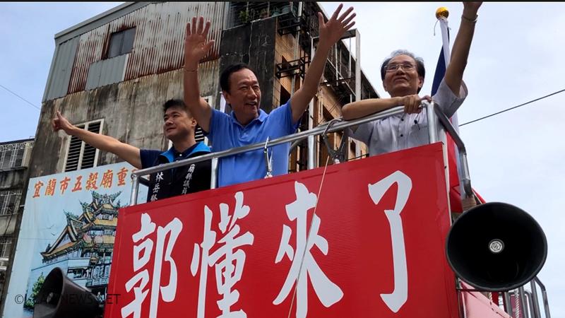 郭台銘在陳定南紀念館留言「民主的價值不可打折」!