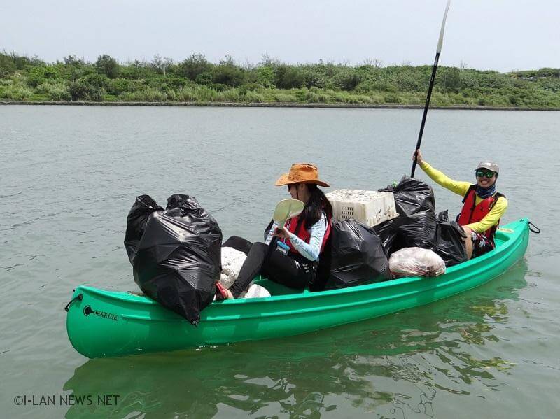 活動當天將以兩人一組划行獨木舟撿拾水面及岸邊垃圾，並配合溪岸陸上清潔．