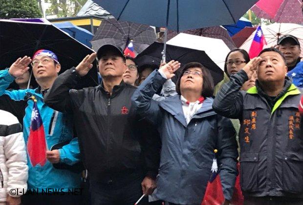 羅東鎮二千多位民眾冒雨 參加元旦升旗暨健行活動