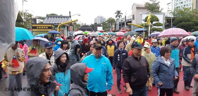 羅東鎮二千多位民眾冒雨 參加元旦升旗暨健行活動
