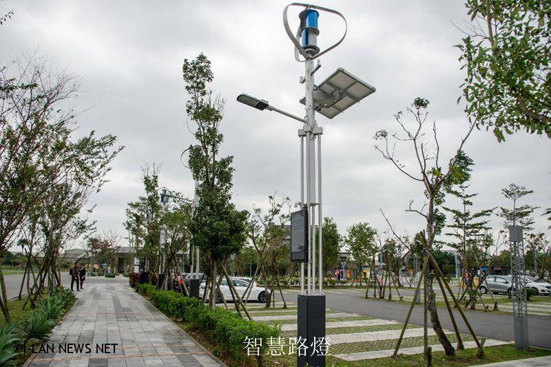全國首創的電子紙應用智慧路燈，以太陽能板、風力及市電等綠色能源儲電方式。