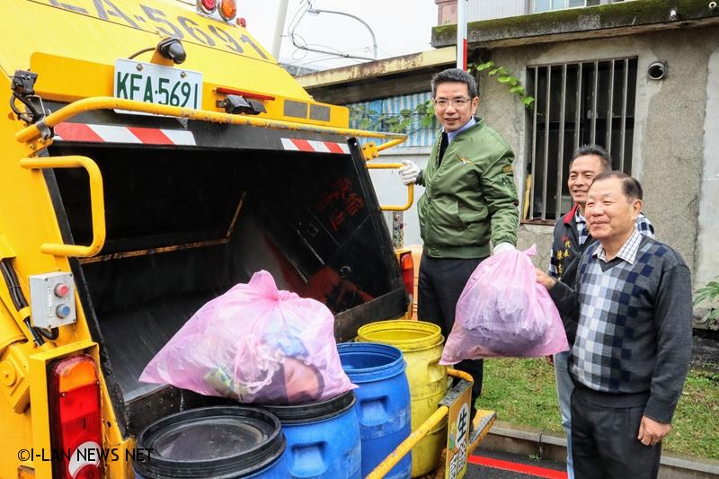 市民朋友如有大型廢棄物，可至宜蘭市公所清潔隊申請並繳費後，由市公所派專車協助清運。