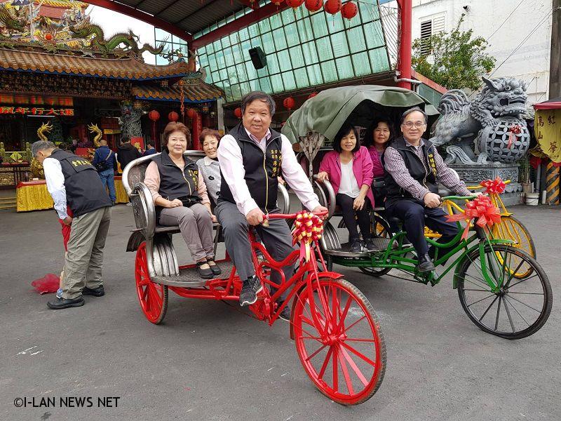 四結福福德廟廟埕還擺設三輛國四、五十年代載客三輪車，讓香客搭乘體驗早期交通工具。