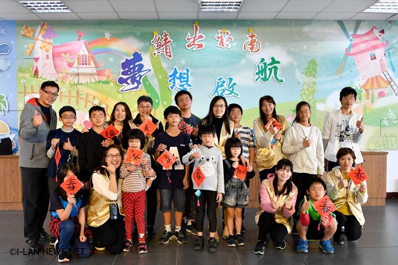 捐贈儀式上，小朋友以精彩的扯鈴表演及播放入圍台灣教育意象影片競賽的紀錄片，與志工分享用心學習的成果。