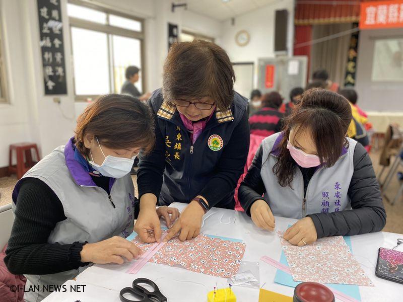 羅東漢民社區媽媽們贈送手工口罩給清潔隊員「祝甘心」!