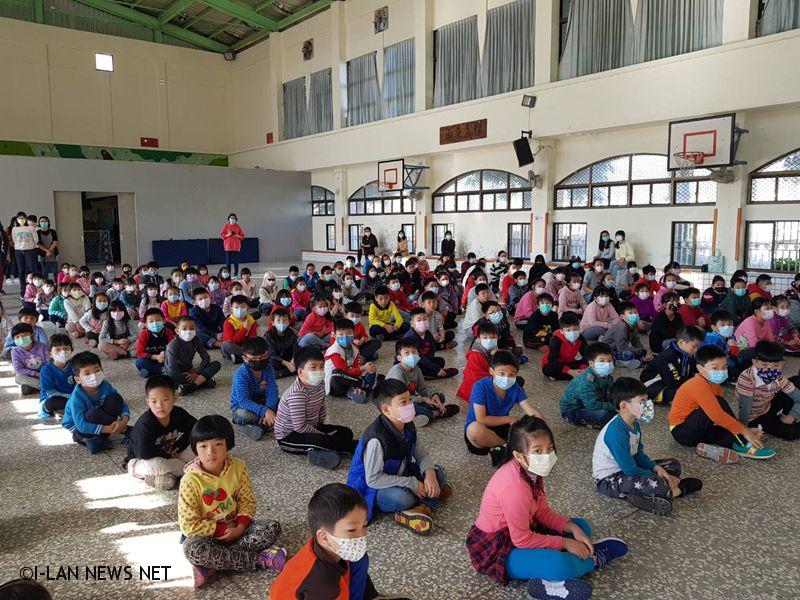 企業家呂天佑捐贈1200個布口罩給三星鄉中小學