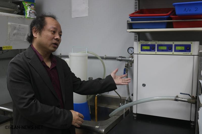 宜蘭大學生物技術與動物科學系黃士哲老師介紹生產次氯酸水之儀器。