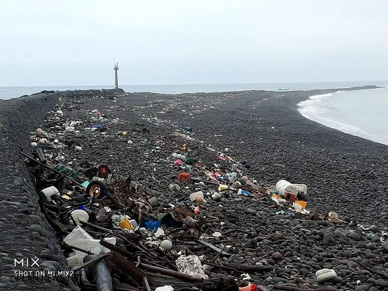龜山島開放登島前淨灘清出2750公斤垃圾!