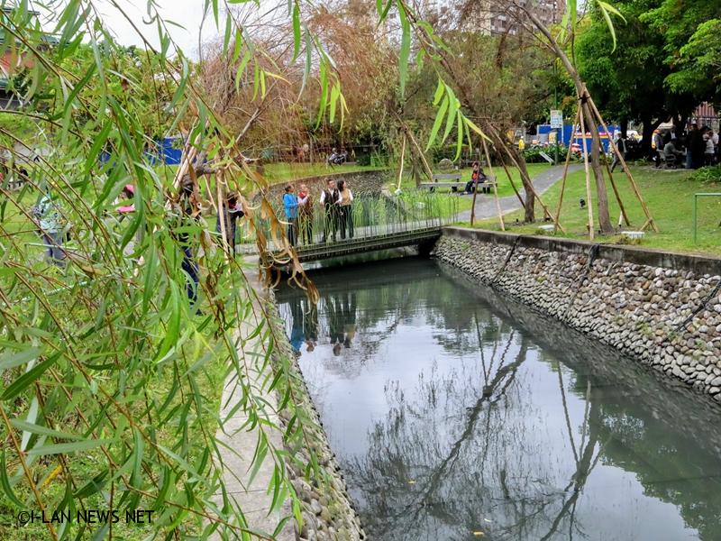 為了延續曾在日治時期被稱「八千代川」的意象，宜蘭市公所推動水岸景觀計畫，在中山公園護城河河道兩岸種植垂柳。