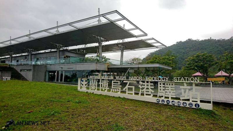 由高中學生22人分組展現傳統與現代技藝，於蘭博烏石港驛站的溼地公園水畔打造五座低碳建築作品。