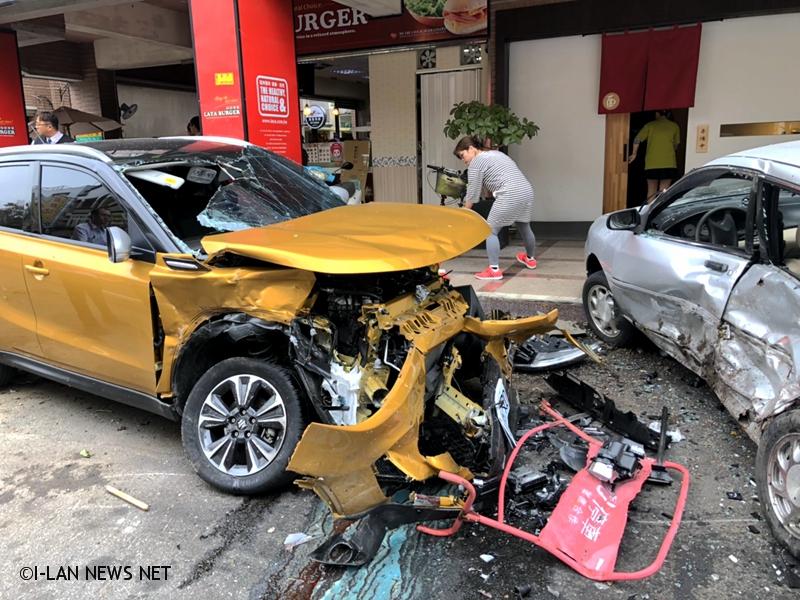 宜蘭市車禍一車撞4汽車2機車4人輕傷
