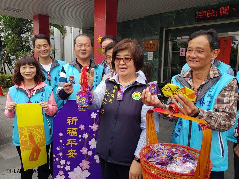 羅東鎮公所製作三千個平安符袋贈送民眾保平安