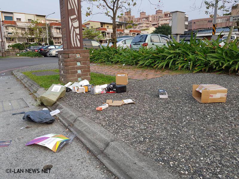 羅東鎮東宜二路靠近停車場的人行道上，經常有人在此大便，甚至亂丟垃圾，嚴重影響環境衛生。