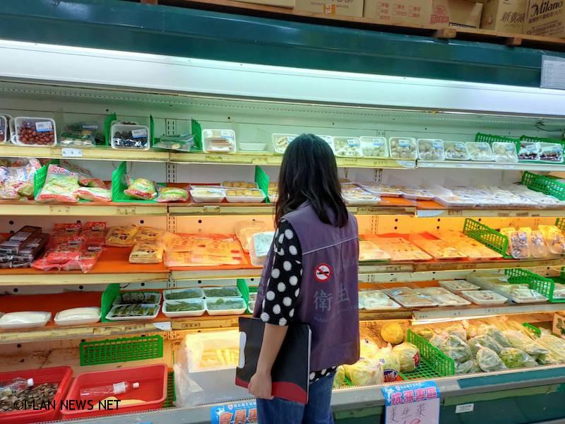 宜蘭縣政府衛生局提醒消費者，在選購清明節及兒童休閒食品時應儘量減少選擇色彩鮮艷、來源及標示不清之食品。