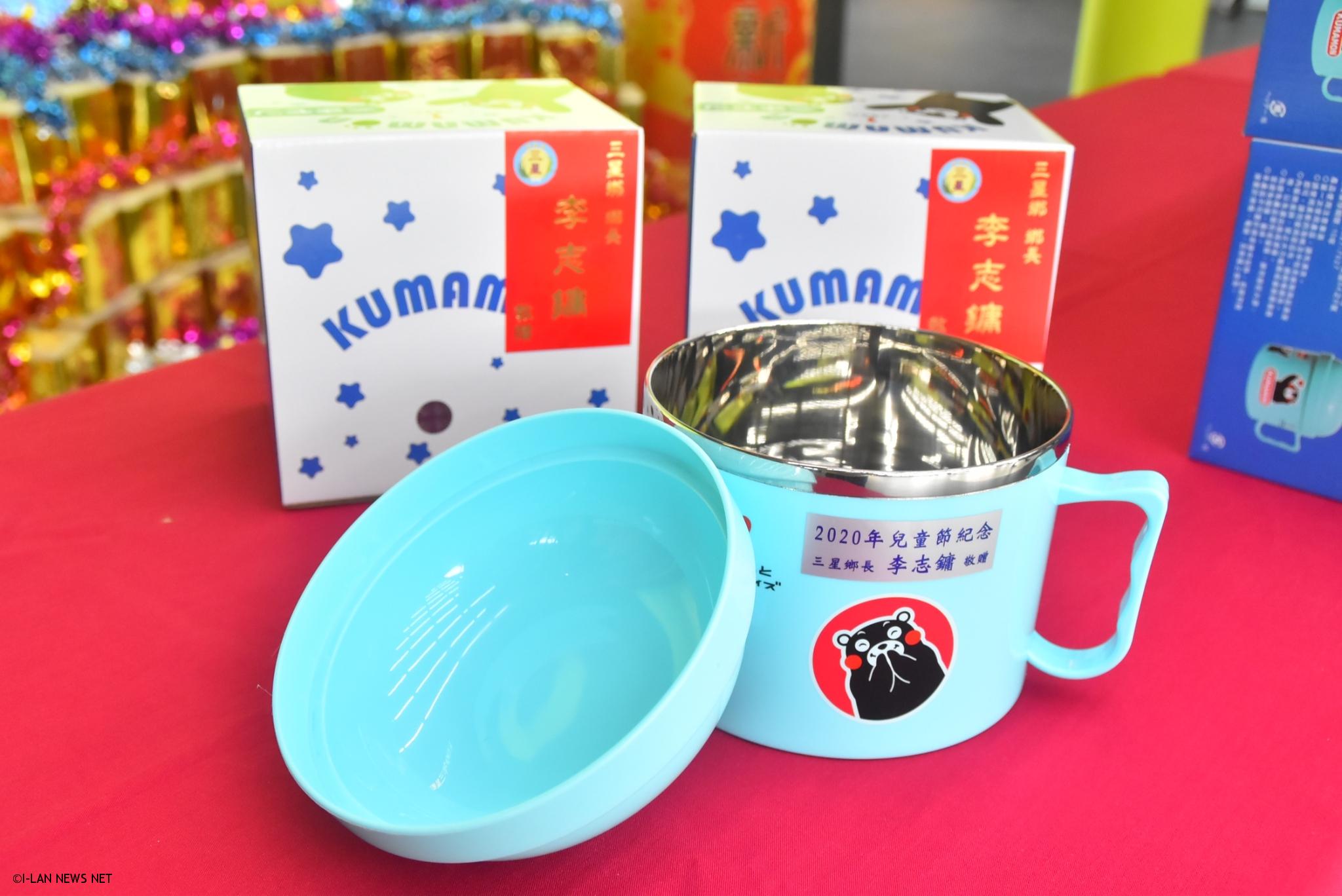 三星鄉公所今年送給幼兒園小朋友兒童節的禮物是高品質的多功能不鏽鋼二合一餐碗，讓小朋友擁有個人自用的餐碗，培育環保與衛生觀念。