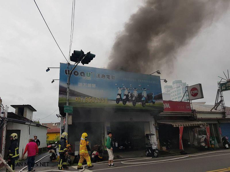 加油站旁民宅竄起濃煙 附近居民嚇得半死