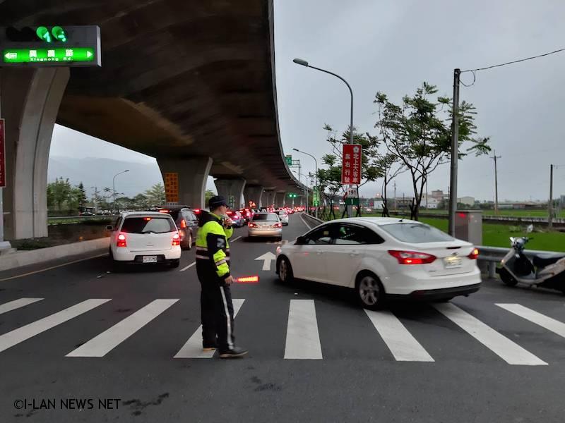 宜蘭縣政府警察局加派警力於各交流道口及沿線重要路口執行交通疏導。