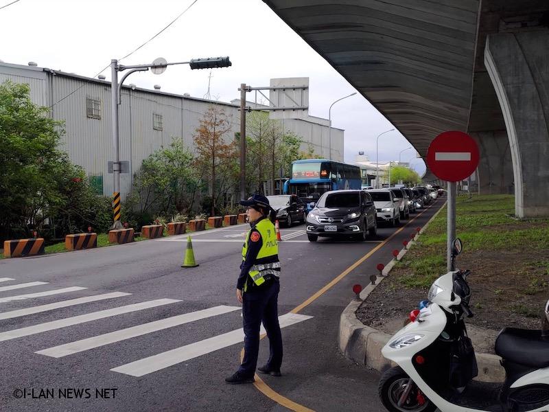 今日許多用路人提前北上,國5北向頭城-坪林路段自中午12點起開始壅塞,時速低於30公里。