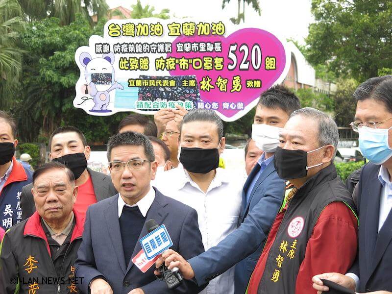 在口罩套上口罩套可以水洗且重覆使用,能延長口罩使用壽命,希望能增加里鄰長健康保護力。