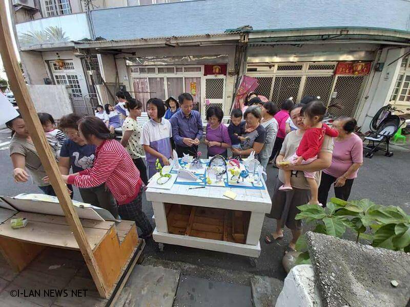 以藝術實作課程融入自然地景,跨領域結合校本彈性課程海洋教育的地方文化產業,並融入社會公民的教學。