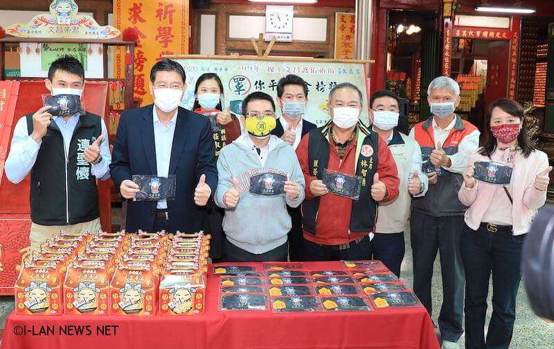 因應疫情特別準備Q版文昌帝君聖像的祈福口罩與象徵智慧聰明的智慧蔥餅。
