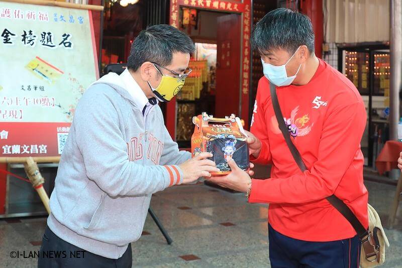 宜蘭市公所特別於4月25日舉辦「線上文昌護佑祈福—〝罩〞你平安 金榜題名」活動,民眾可線上觀看祭典直播一同誠心祝禱、祈福高中。