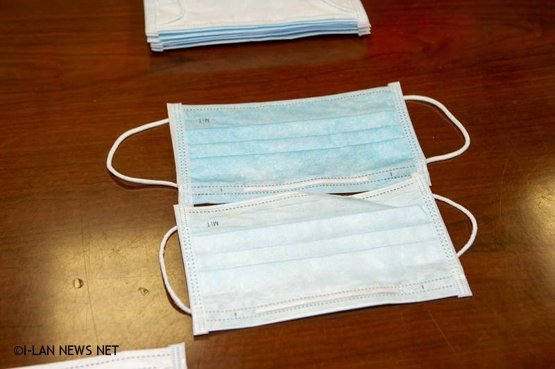 民眾再反應口罩掛耳線過短 中央對品管要加把勁1 新聞中心/整理 新冠肺炎疫情造成口罩成為戰略物資,台灣的口罩率先管制出口,現在口罩已成為台灣援助外國的利器,但從4月9日以來,民眾領口罩從7天領3個升級為14天領9個,但就開始發現口罩的耳掛鬆緊帶太短,掛起來大人、小孩都說耳朵痛,日前已反應過一次,不料,23日又有民眾在臉書po文,也向消保官反應,可見口罩耳掛線太短已不是一批貨的問題了,中央單位對口罩的「品管」要加把勁,不要把臉丟到國外去。 口罩的耳掛太短,已不是一次或發生在少數人身上的,從我們蒐集的口罩中,可以發現耳掛線短到剩下8公分長,比正常的約短7公分左右,可以說是減了一半,難怪每個人掛上口罩後,耳朵就疼痛不己,經過民眾已反應後,縣藥師公會查詢結果,廠商表示聽線缺貨所致。 台灣的口罩已成為援助各國的重要戰略物資,以台灣製的品質是可以稱讚的,但如果把這樣的品質捐給國外,反而會被打臉,會失去捐贈的美意,但如果捐給國外的品質不會發生耳線過短的情況,而只是給國人自已的才會的話,那負責品管的單位就該好好的省思,怎麼忍心讓自已國人戴會耳朵痛的口罩呢?因為民眾現在幾乎每天都會戴,而且購買後無法退換,造成不少民眾多困擾。