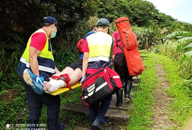 登山客天雨路滑摔傷救援送醫