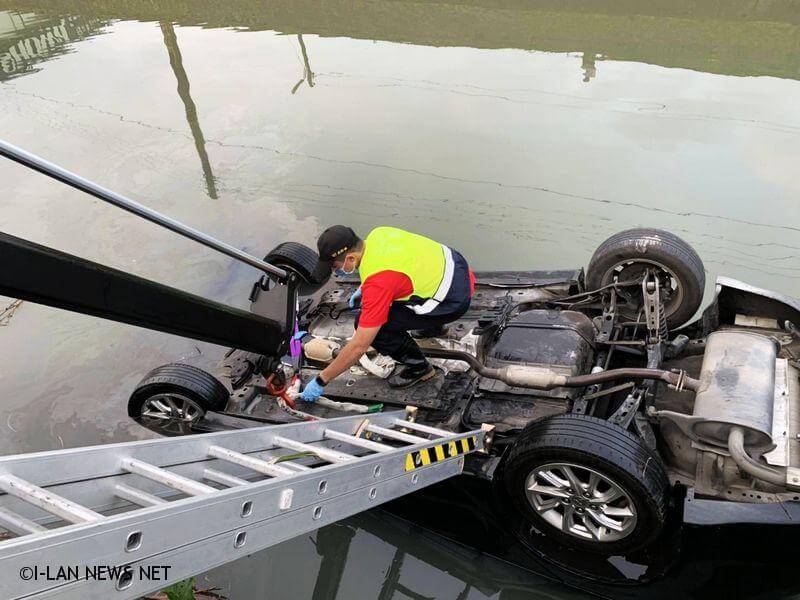 自小客自撞衝進美福大排駕駛無生命跡象