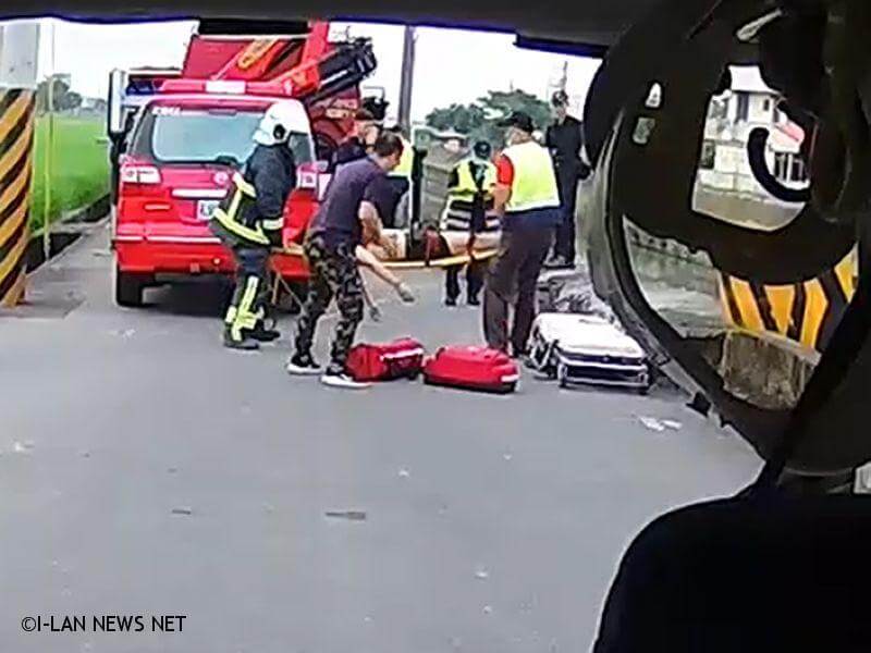 自小客自撞衝進美福大排駕駛無生命跡象