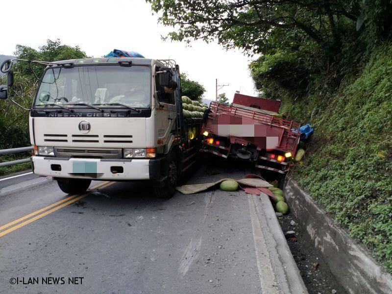 一輛滿載西瓜北上的大貨車,因閃避來車不慎後車輪掉落水溝,且發生爆胎,整輛貨車動彈不得,影響南北交通動線。