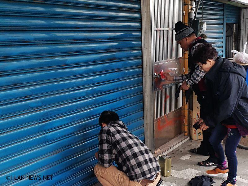 民眾鐵門遭噴漆女警主動協助擦拭 縣議員林錫明說很溫心!