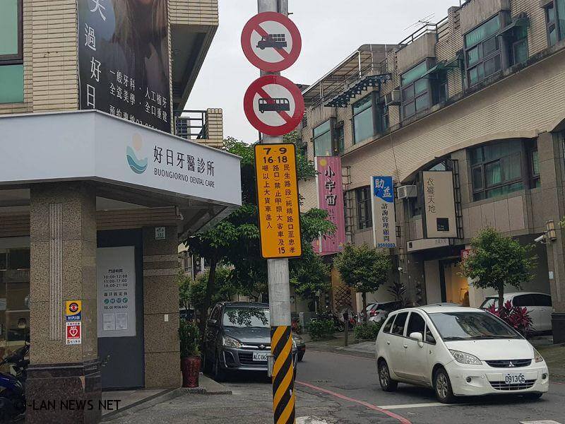 交通標誌設置綁帶凸出昜傷人 羅東鎮公所據報立即改善