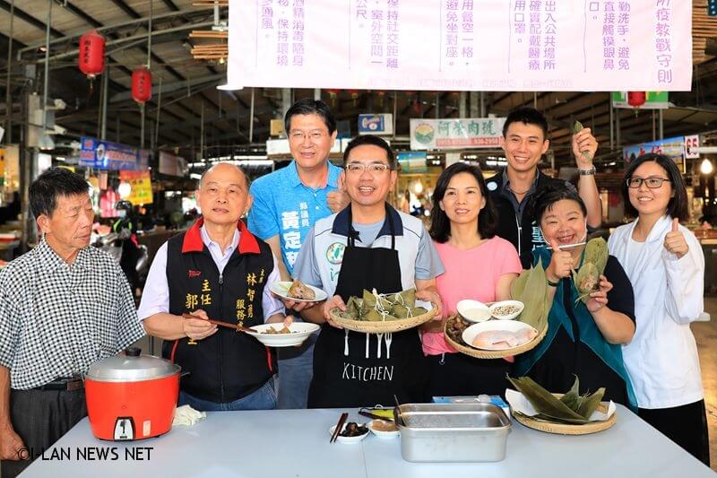 宜蘭縣中西餐飲廚藝研究發展協會理事長陳韻如老師在現場教導民眾如何包出健康美味的肉粽。