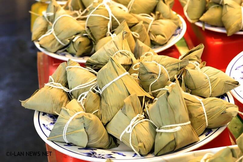 粽子的種類又有分「北部粽」、「南部粽」，北部粽餡料做法很像油飯，南部粽則口味清淡許多。