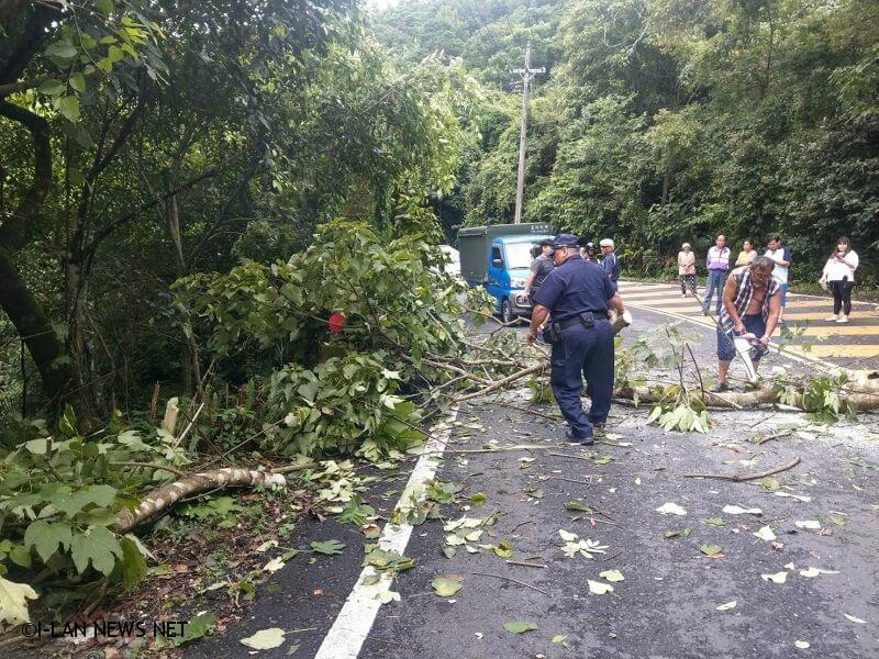 宜蘭縣山區下著傾盆豪雨，宜51線有路樹倒塌，嚴重影響交通安全。