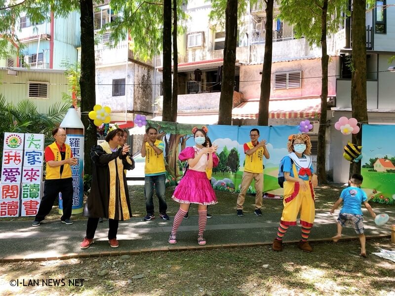 羅東鎮長吳秋齡也特別打扮成鎮長王子的模樣與現場的小朋友們一起互動，大跳洗手舞。