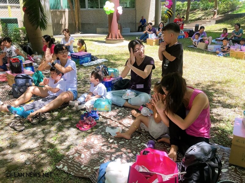 今日在羅東鎮立圖書館後方舉行了第一場次，除了可以一邊野餐一邊聽故事，還能一起做DIY造型氣球，大朋友、小朋友們都玩得不亦樂乎。