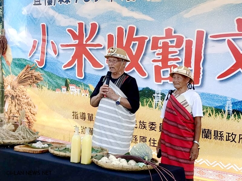 現場也特別邀請兩位部落大學的泰雅族講師，韋建福老師及廖信光老師在活動現場引導與說明小米收割文化祭的由來以及重要的摘穗儀式。