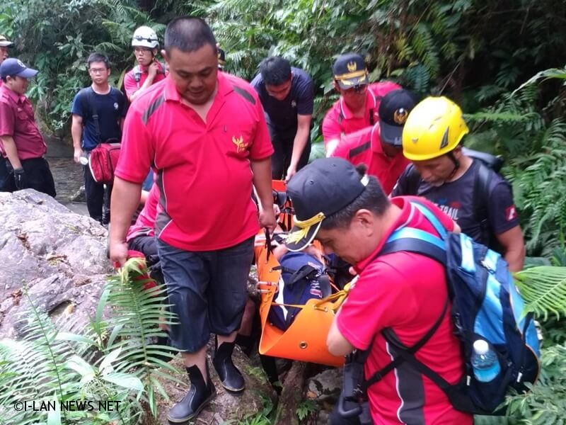 一名69歲的李行男子於瀑布前不慎跌倒，導致髋關節受傷，無法行走。