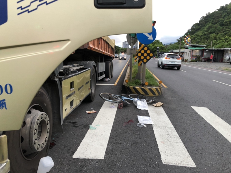 今日傍晚6點35分，頭城鎮烏石港大門路口發生一起發生砂石車與腳踏車車禍。